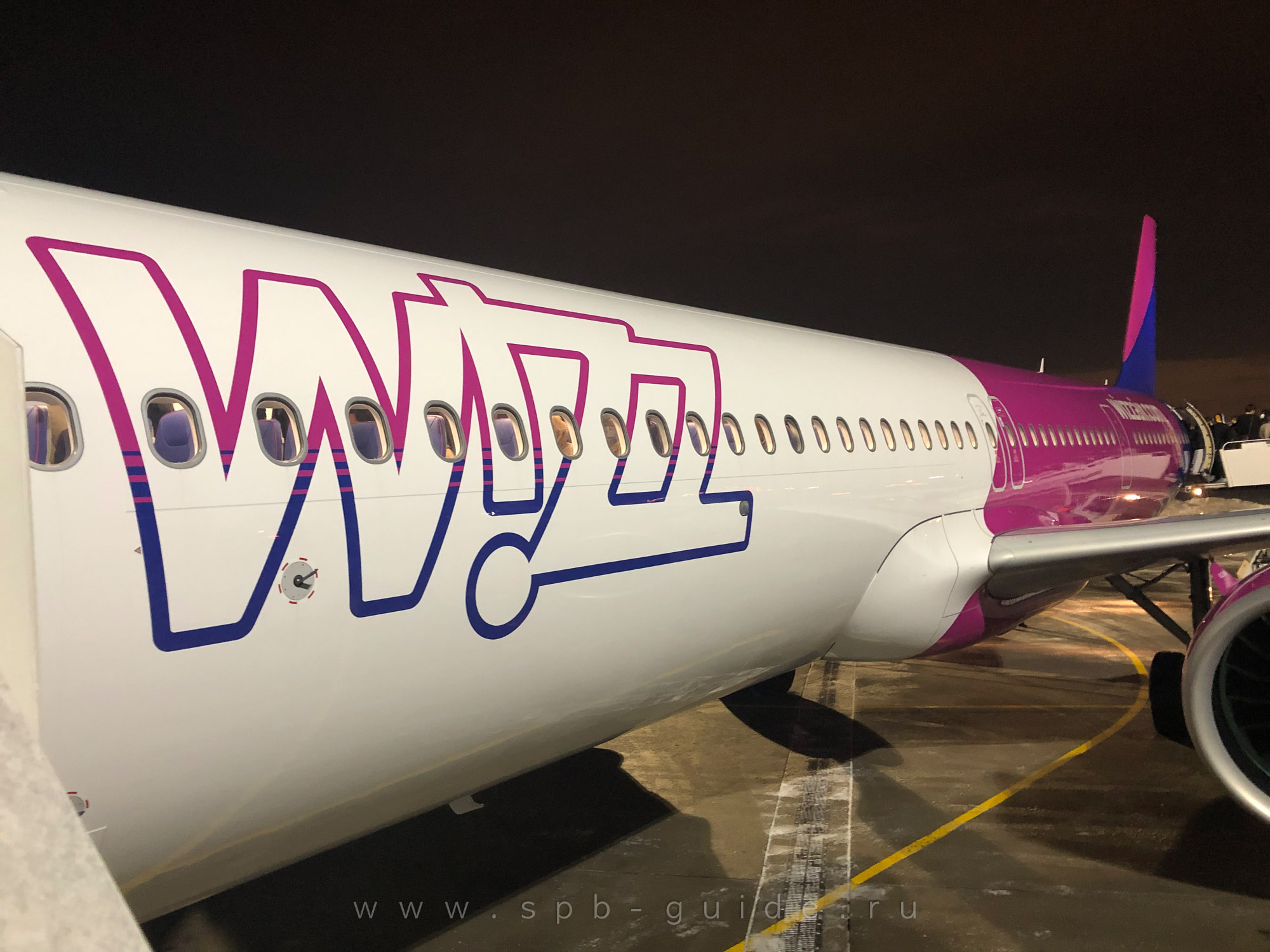 Аэропорт Пулково, самолет WizzAir