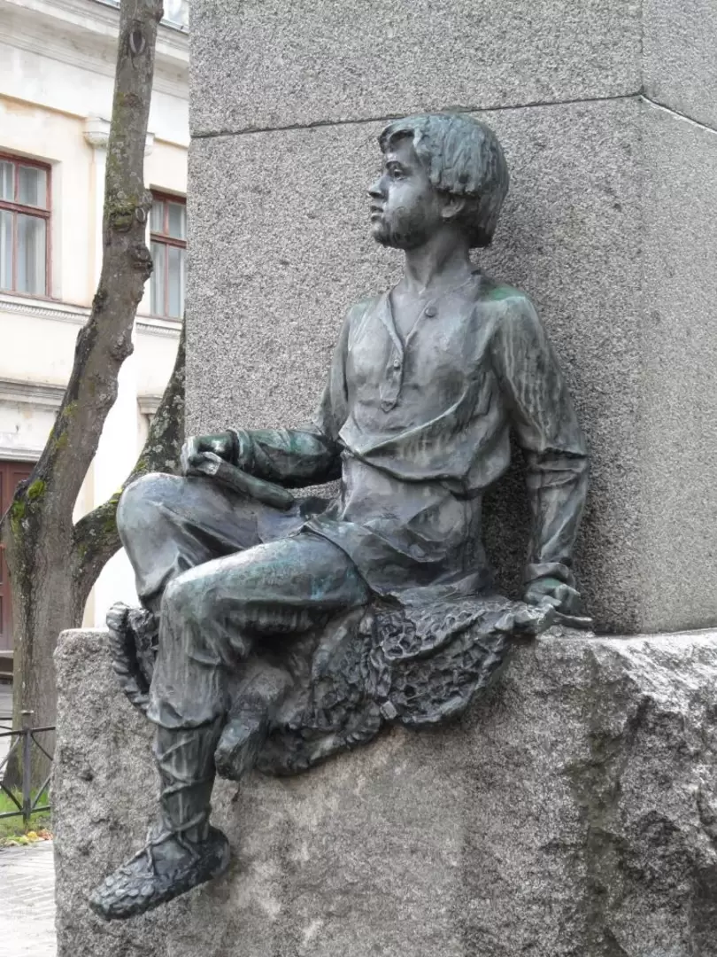 Фрагмент памятника М.В. Ломоносову