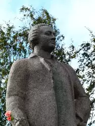 Памятник Ломоносову перед зданием СЗГЗТУ