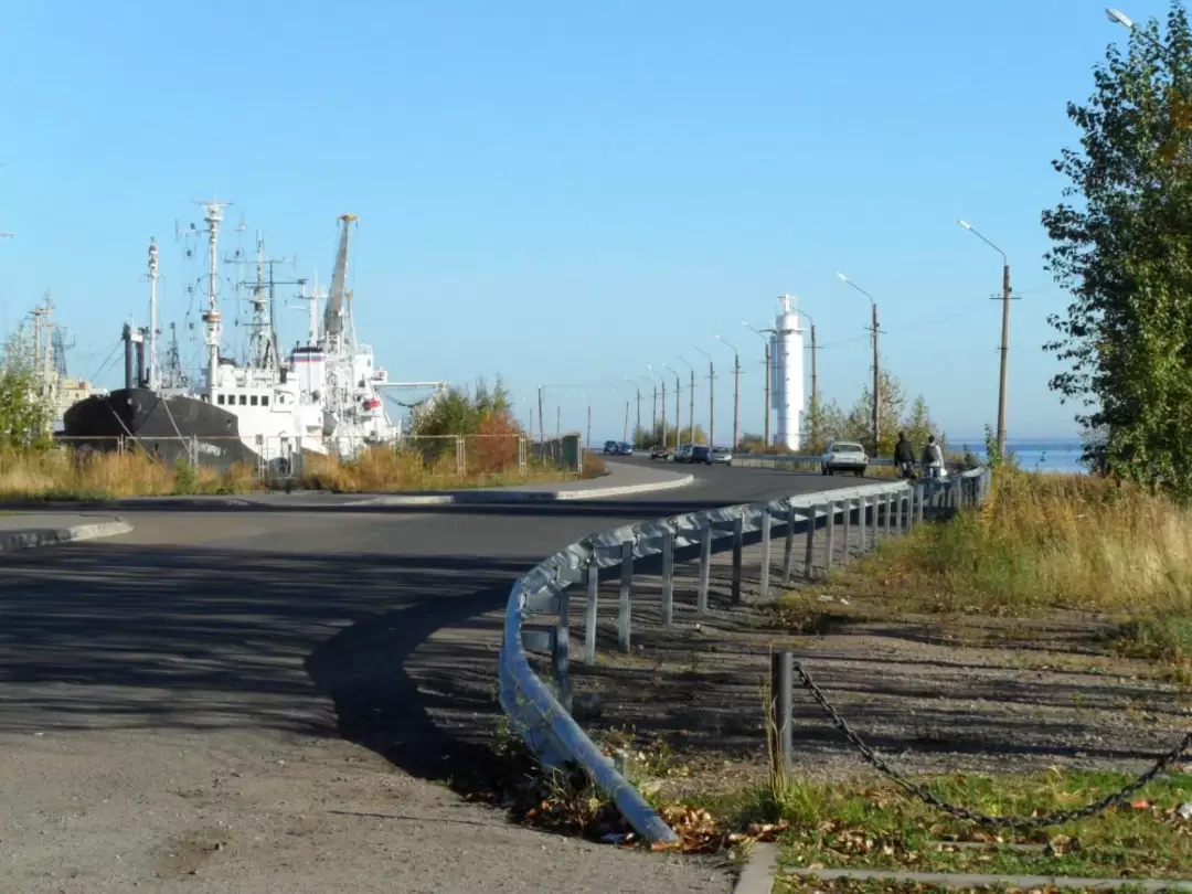 Угольная улица. Дорога к пассажирскому порту вдоль причала вспомогательного флота ДКБФ
