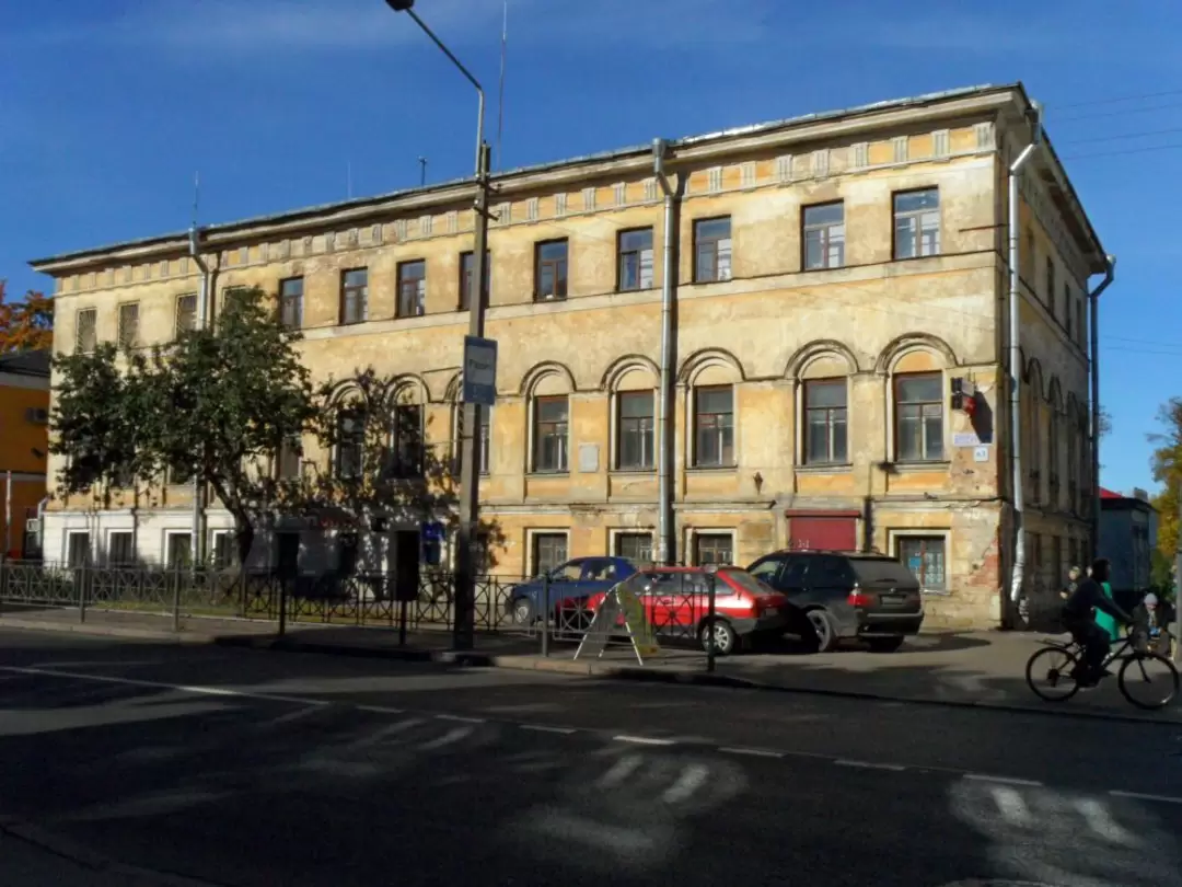 Здание Присутственных мест. 1824. В.П. Стасов. Ныне жилой дом