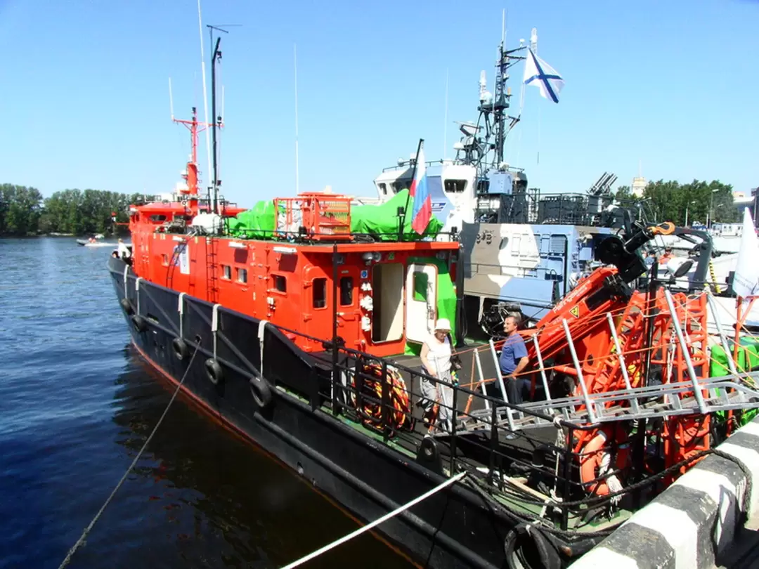 Рейдовый водолазный катер «Водолаз Литвинов» на МВМС-2011 Рейдовый водолазный катер «Водолаз Литвинов» на МВМС-2011