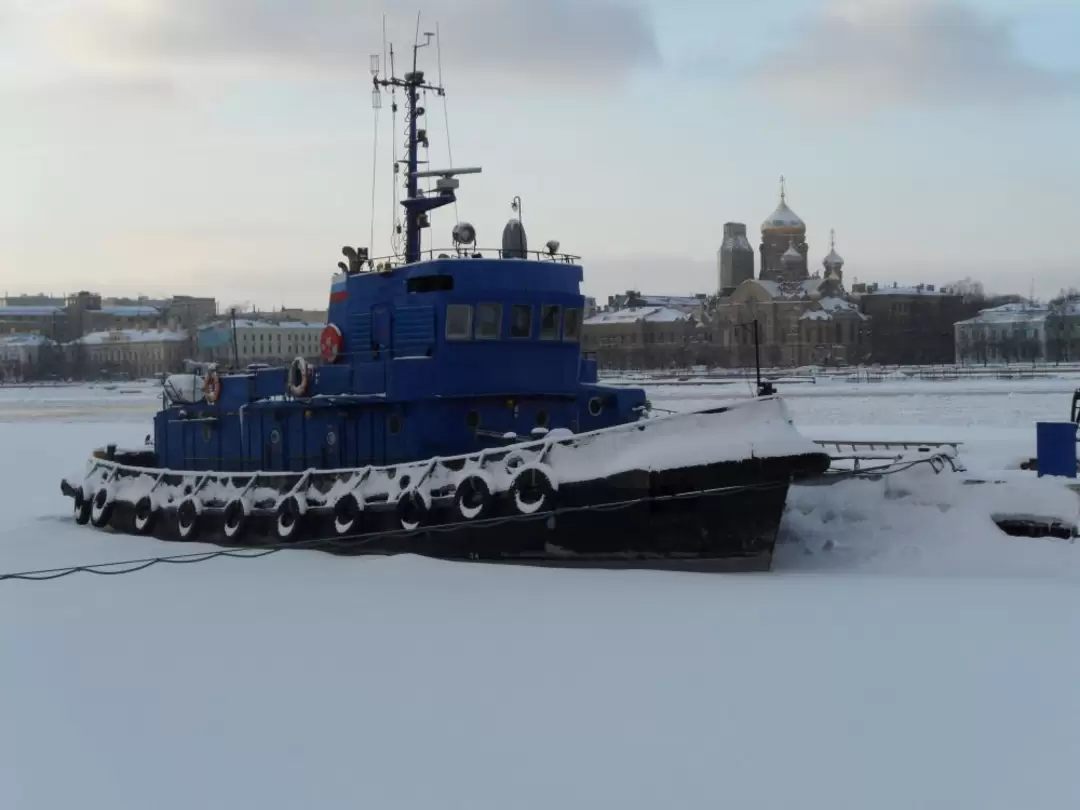 Буксир ВМФ РБ-250 у Английской набережной Буксир ВМФ РБ-250 у Английской набережной