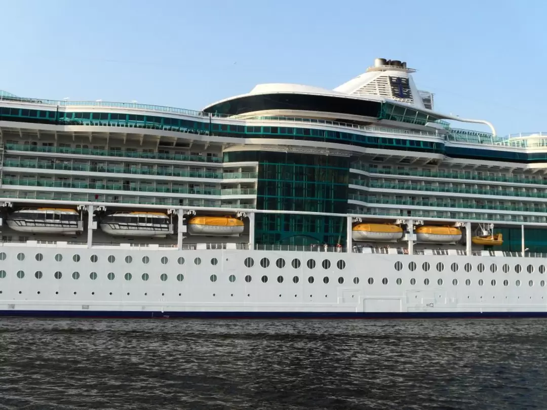 Круизный лайнер «Jewel of the Seas» Круизный лайнер «Jewel of the Seas»