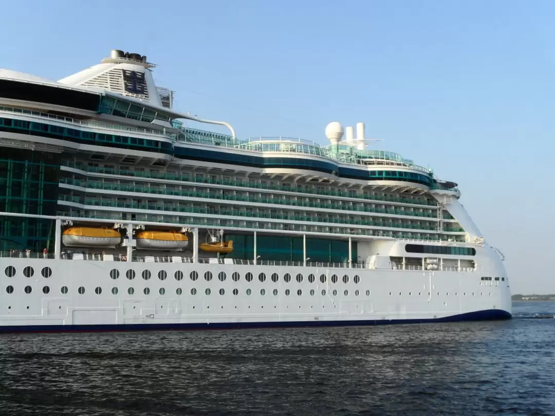 Круизный лайнер «Jewel of the Seas» Круизный лайнер «Jewel of the Seas»