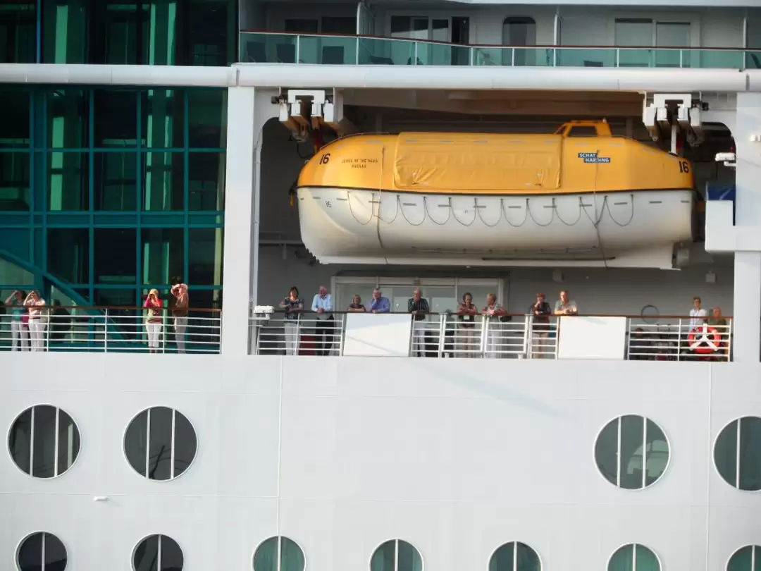 Круизный лайнер «Jewel of the Seas» Круизный лайнер «Jewel of the Seas»
