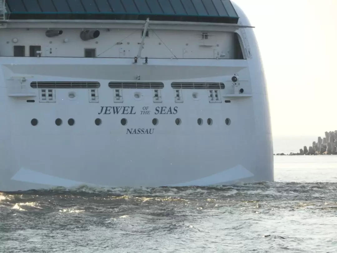 Круизный лайнер «Jewel of the Seas» Круизный лайнер «Jewel of the Seas»