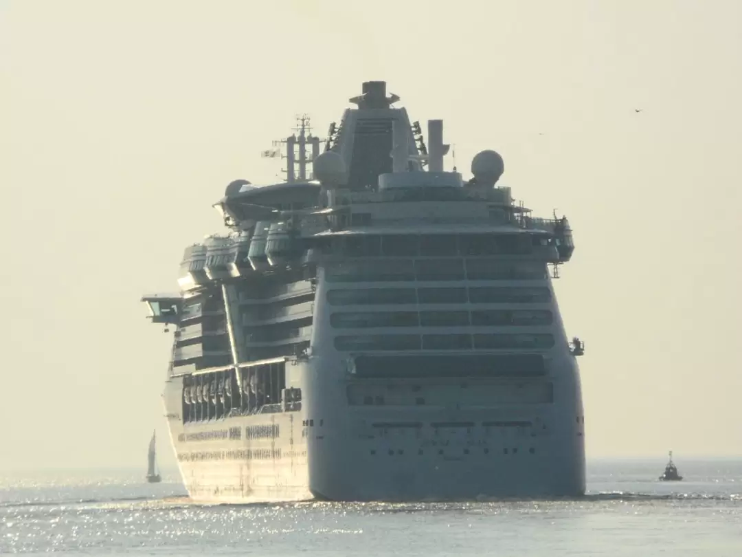 Круизный лайнер «Jewel of the Seas» Круизный лайнер «Jewel of the Seas»