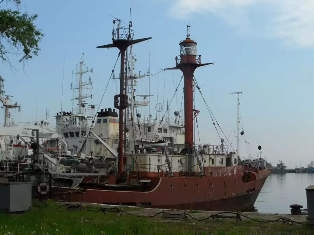 Плавучий маяк «Ирбенский» в Ломоносовской гавани Плавучий маяк «Ирбенский» в Ломоносовской гавани
