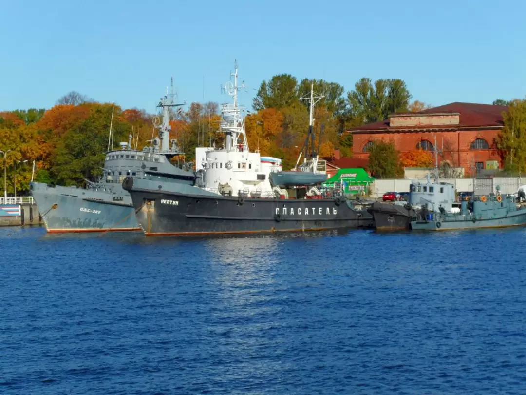 Пожарное судно «ПЖС-282», спасатель «Нептун» и катера Пожарное судно «ПЖС-282», спасатель «Нептун» и катера