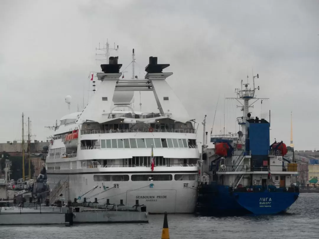 «Seabourn Pride» и «Луга» у пассажирского терминала на набережной Лейтенанта Шмидта «Seabourn Pride» и «Луга» у пассажирского терминала на набережной Лейтенанта Шмидта