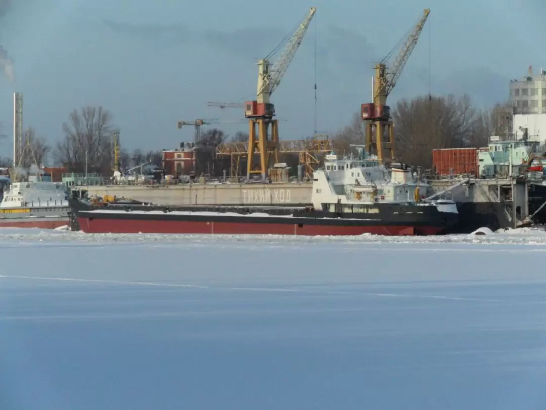 Сухогруз класса река-море на Малой Неве Сухогруз класса река-море на Малой Неве