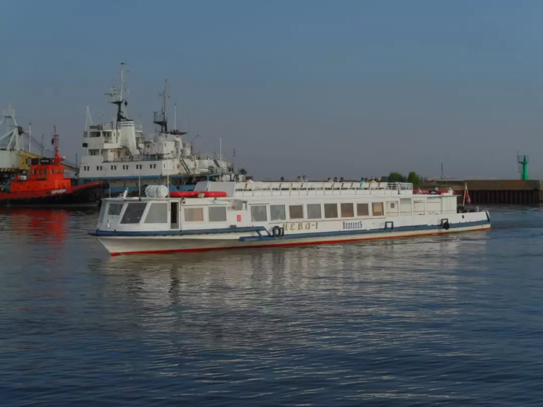 Теплоход «Нева-1» заходит в Ломоносовскую гавань Теплоход «Нева-1» заходит в Ломоносовскую гавань
