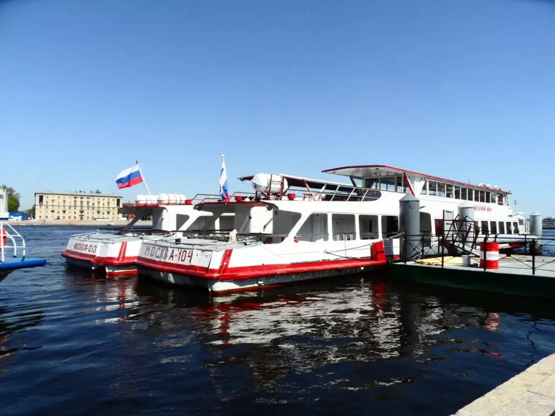 Теплоходы «Москва-213» и «Москва-104» у набережной Робеспьера Теплоходы «Москва-213» и «Москва-104» у набережной Робеспьера