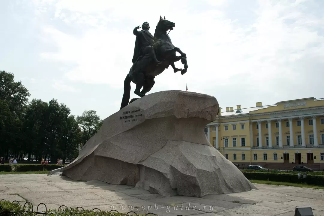 Фото памятника Петру Великому в Санкт-Петербурге Фото памятника Петру Великому в Санкт-Петербурге