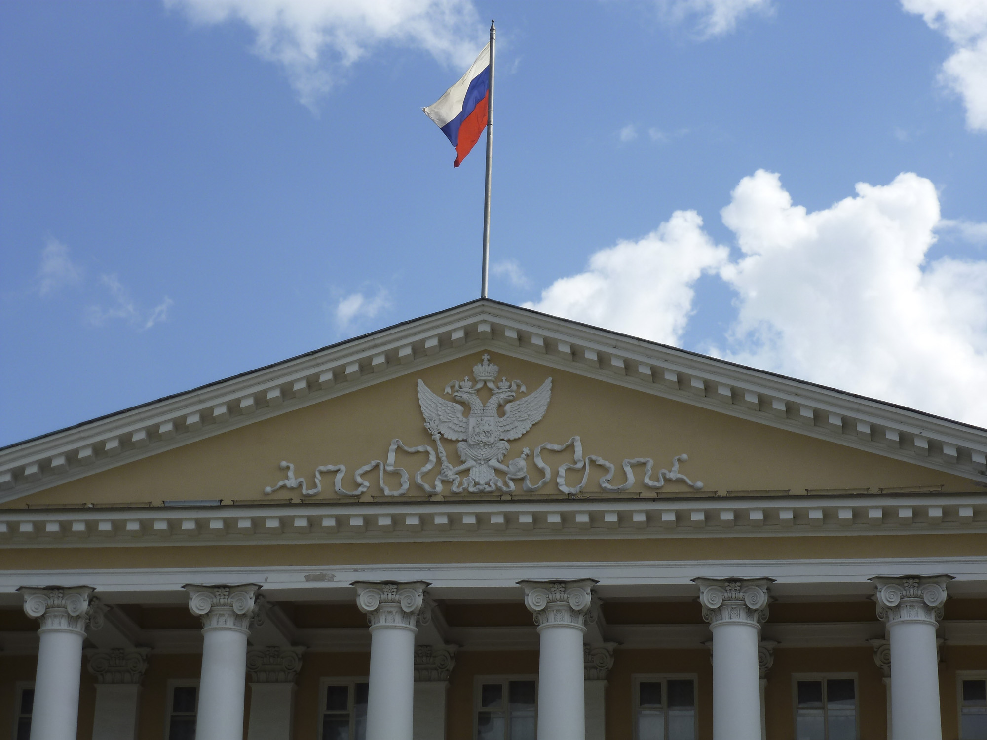 Главный портик Смольного Главный портик Смольного