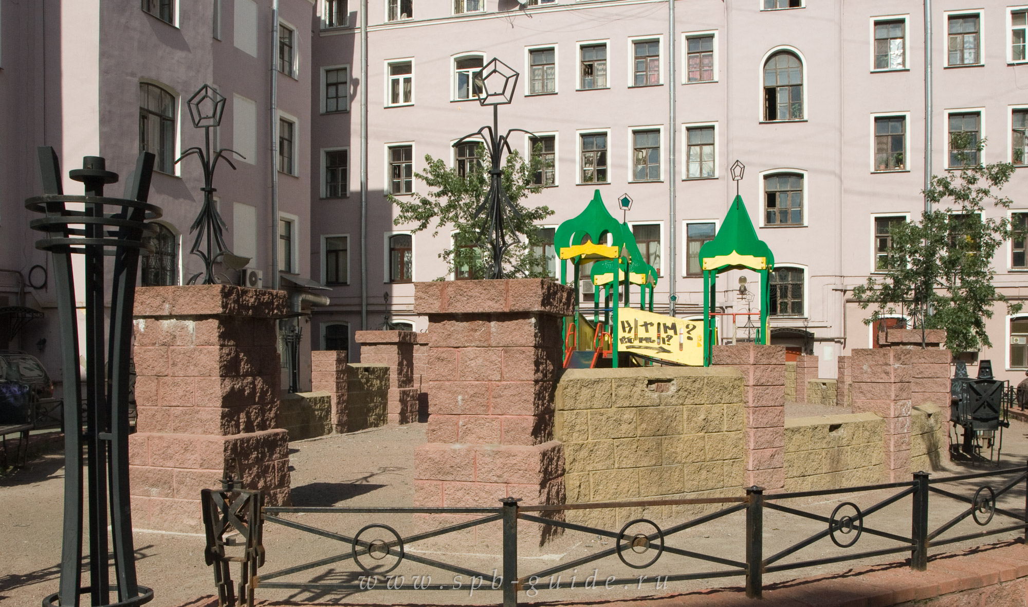 Изумрудный город — дворик «Изумрудный город» в Санкт-Петербурге Изумрудный город — дворик «Изумрудный город» в Санкт-Петербурге