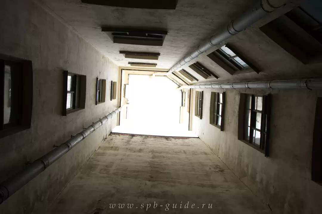 Двор-колодец, доходный дом Ю. Б. Бака