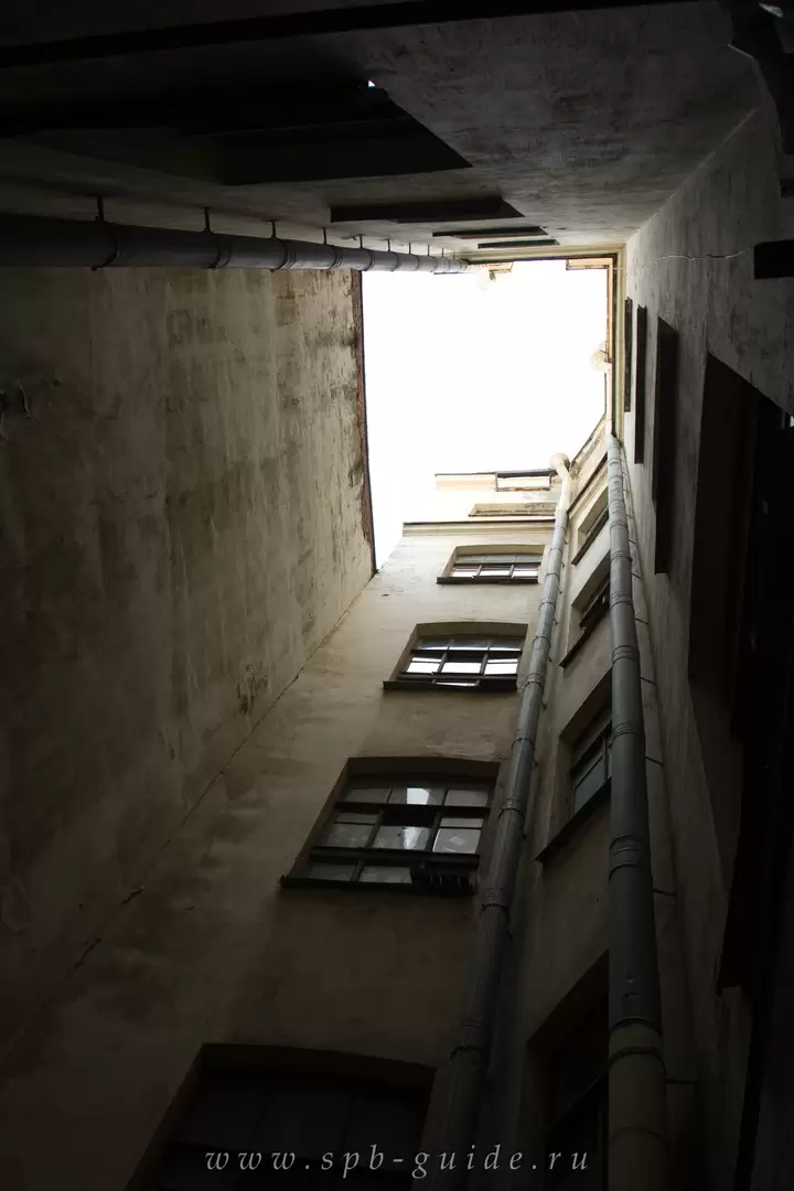 Двор-колодец, доходный дом Ю. Б. Бака