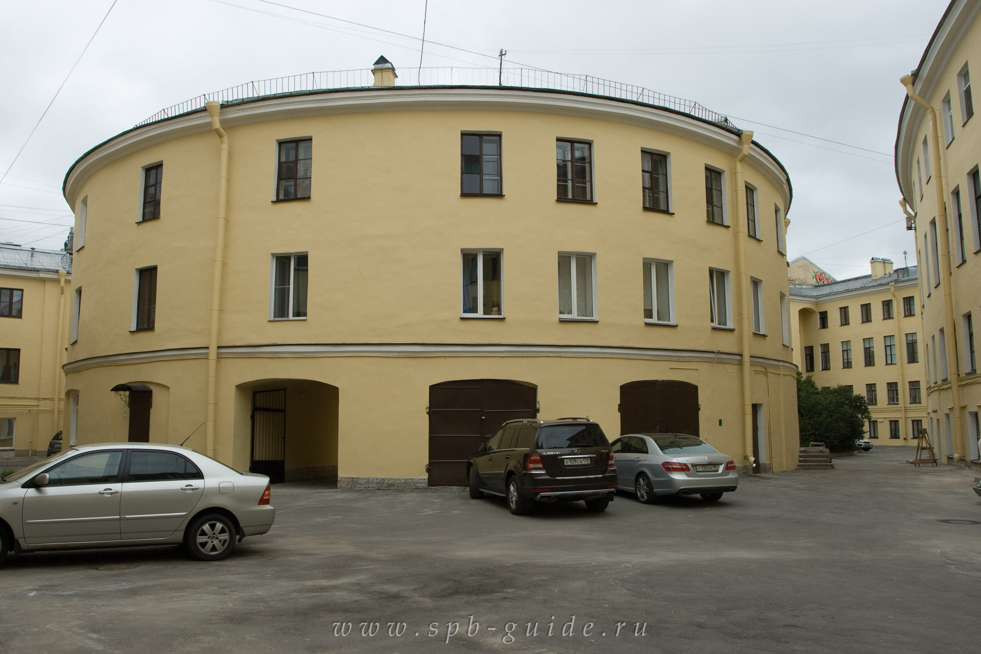 Дом-кольцо, наб. реки Фонтанки, 92 Дом-кольцо, наб. реки Фонтанки, 92