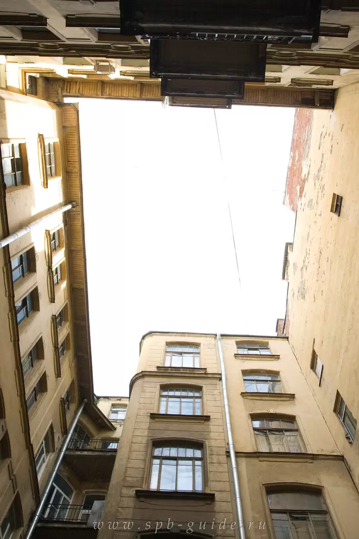 Дворы-колодцы в Санкт-Петербурге, Кирочная ул., д. 24