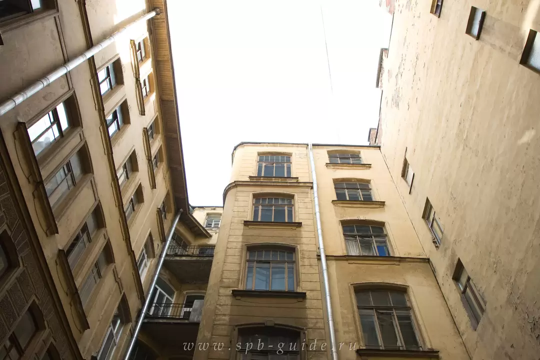 Дворы-колодцы в Санкт-Петербурге, Кирочная ул., д. 24