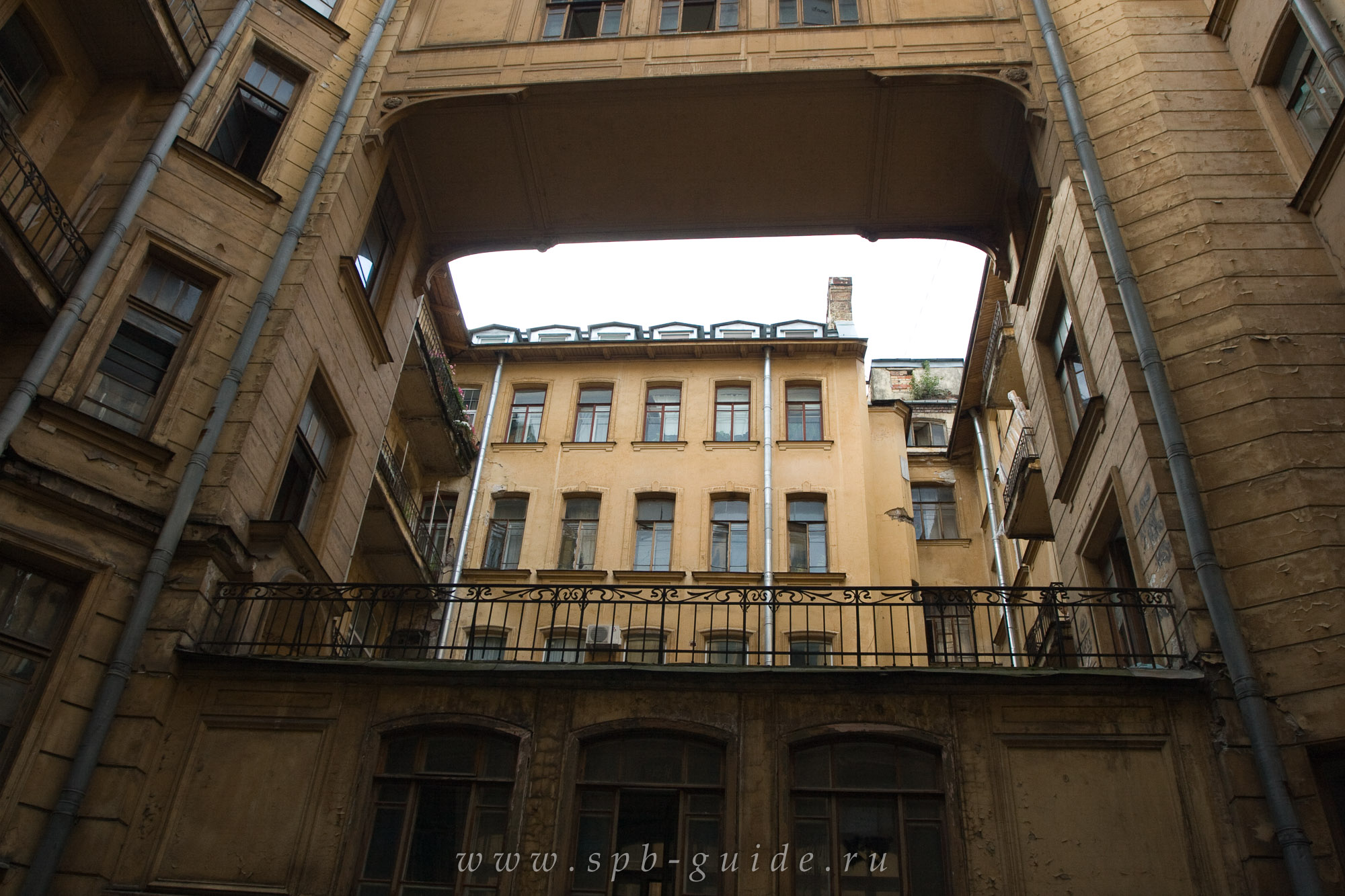 Дворы-колодцы в СПб, Кирочная ул., д. 24 Дворы-колодцы в СПб, Кирочная ул., д. 24