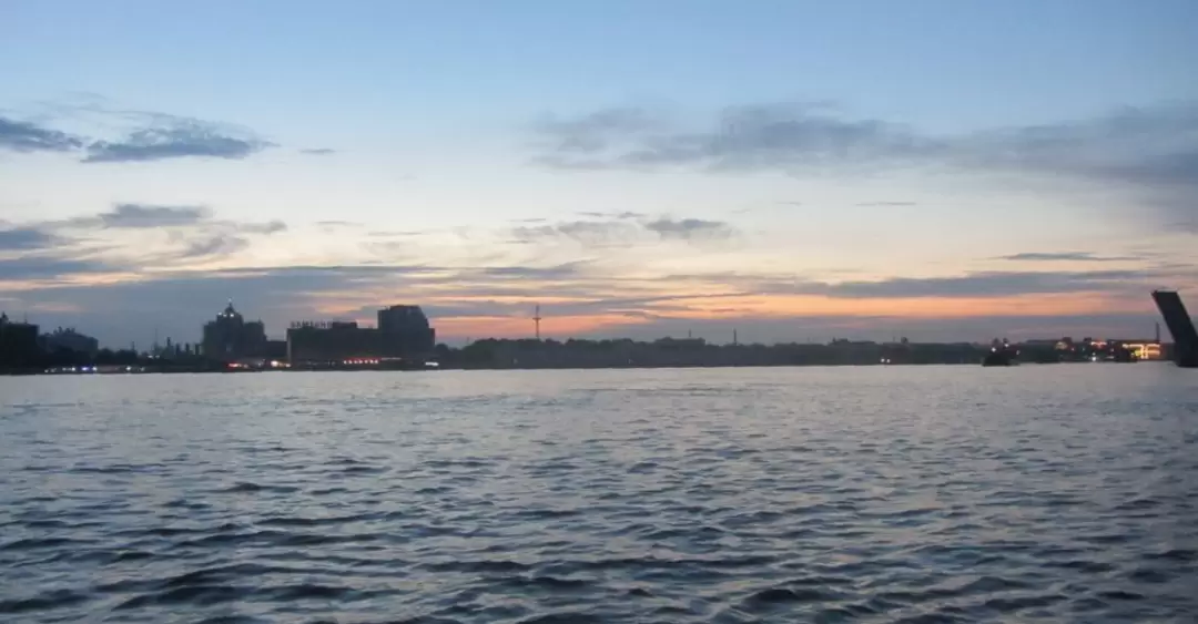 Восход над рекой Невой Восход над рекой Невой