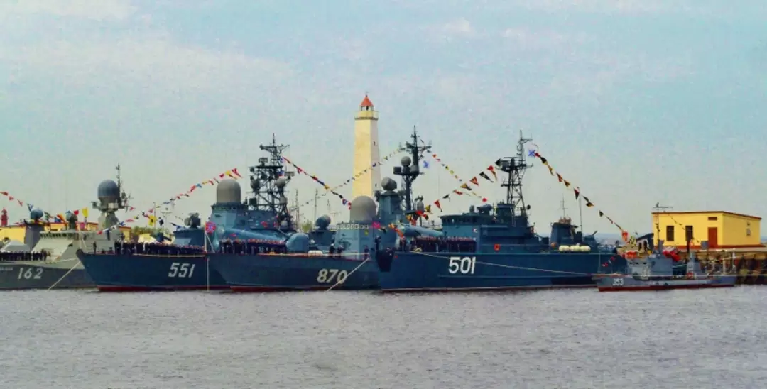 МАК «Махачкала», МРК «Ливень», РК «Р-2», БТЩ «БТ-501» и РПМЗ. Парад в честь 310-летия Балтфлота МАК «Махачкала», МРК «Ливень», РК «Р-2», БТЩ «БТ-501» и РПМЗ. Парад в честь 310-летия Балтфлота