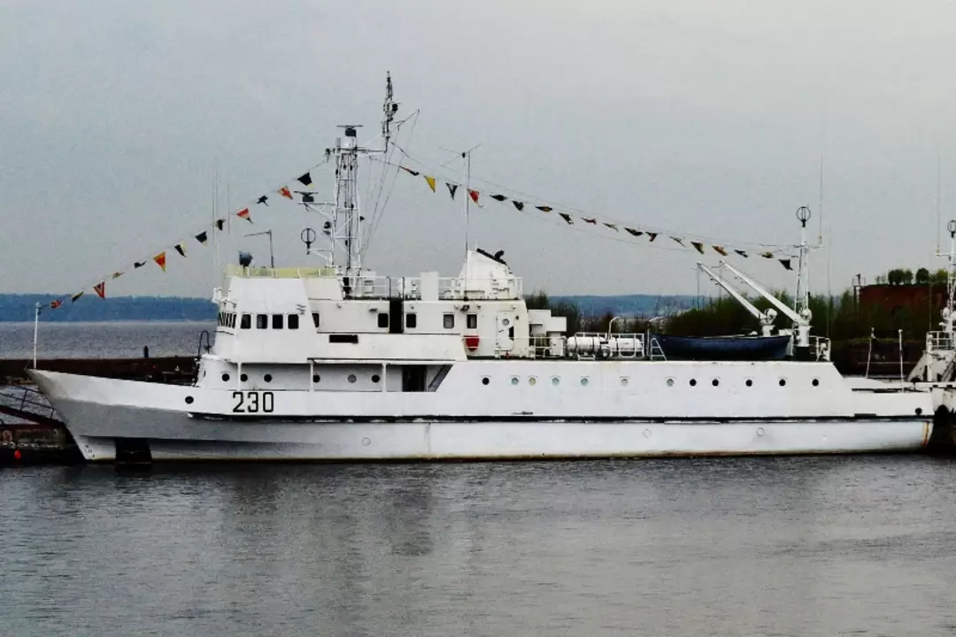 Учебный катер «УК-162» ЛенВМБ, проект УЛ-3, в Кронштадте. Парад в честь 310-летия Балтфлота Учебный катер «УК-162» ЛенВМБ, проект УЛ-3, в Кронштадте. Парад в честь 310-летия Балтфлота