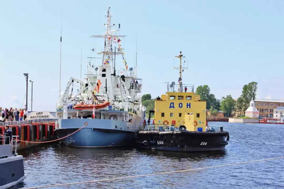 Гидрографическое судно «Arctowski» ВМС Польши и портовое судно «Дон» Гидрографическое судно «Arctowski» ВМС Польши и портовое судно «Дон»