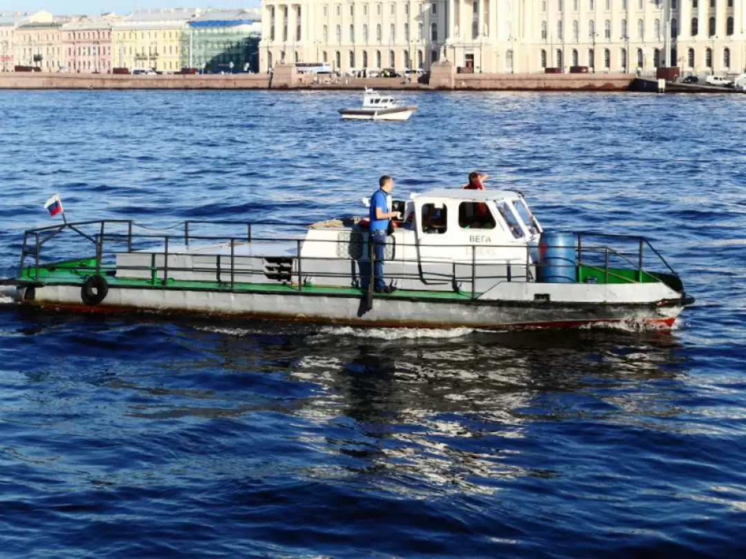 Служебный катер «Вега» проекта КС-100Д за очисткой Большой Невы перед проходом катера Главкома ВМФ Служебный катер «Вега» проекта КС-100Д за очисткой Большой Невы перед проходом катера Главкома ВМФ