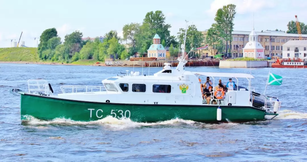 ТС-530 — среднее таможенное судно типа «Лидер-17» ТС-530 — среднее таможенное судно типа «Лидер-17»