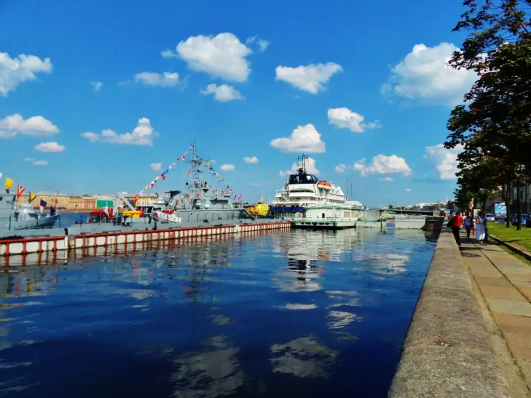 Английская набережная в день ВМФ Английская набережная в день ВМФ
