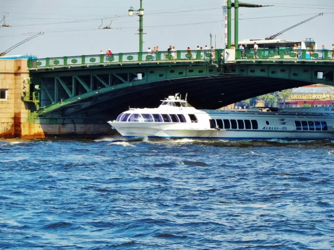 У Дворцового моста У Дворцового моста