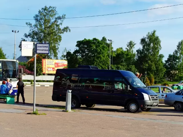 Автобус на Привокзальной площади, ожидающий прибывших в санаторий
