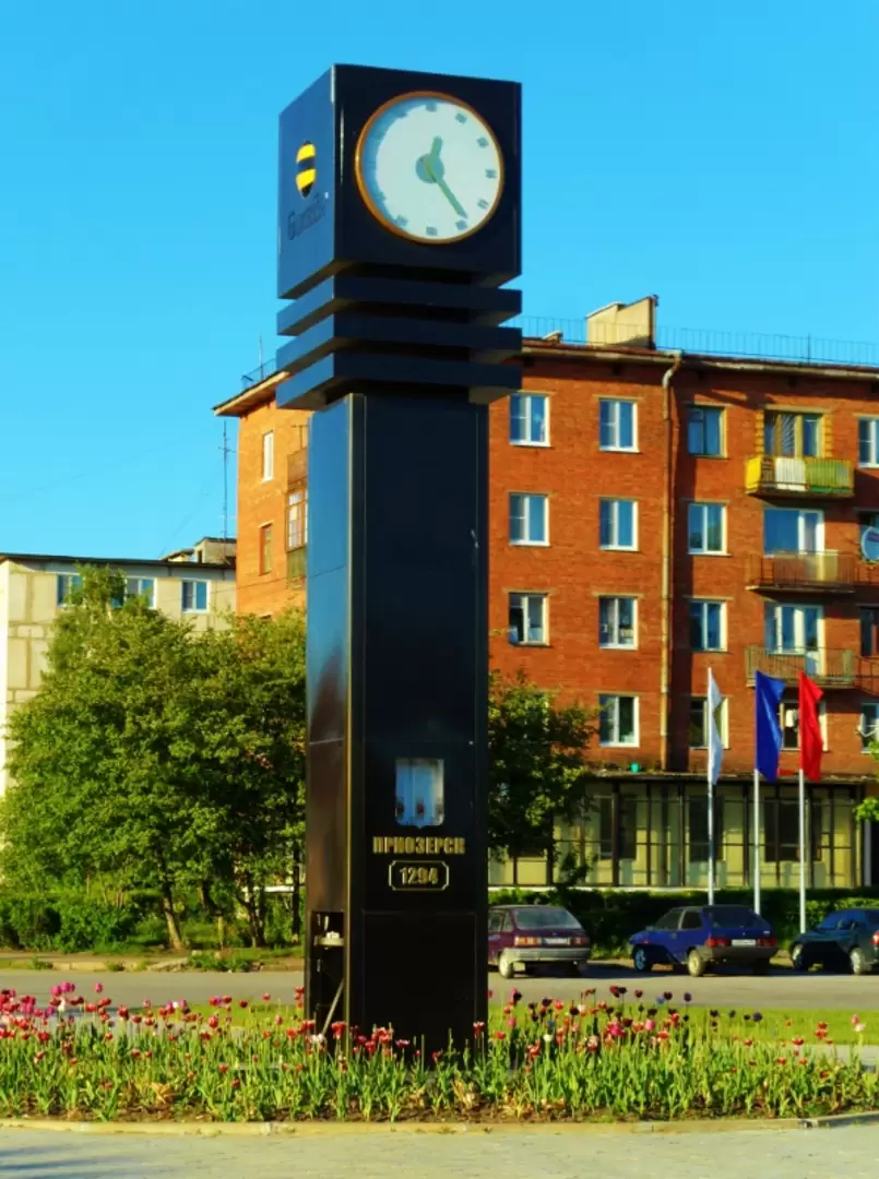 Часы на Привокзальной площади. Подарок Билайна городу