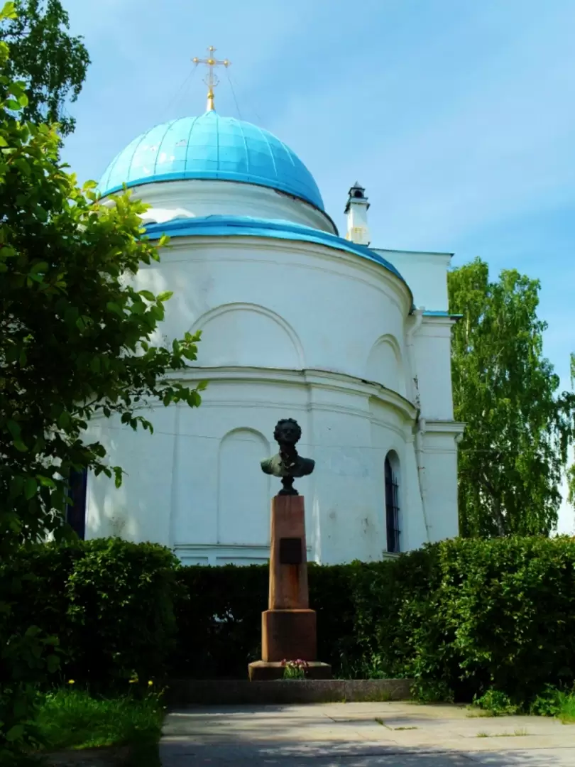 Храм Рождества Пресвятой  Богородицы. Возведен по проекту архитектора Луиса Туллиуса Иоахима Висконти в 1836-1847 годах, освящен в 1847 году
