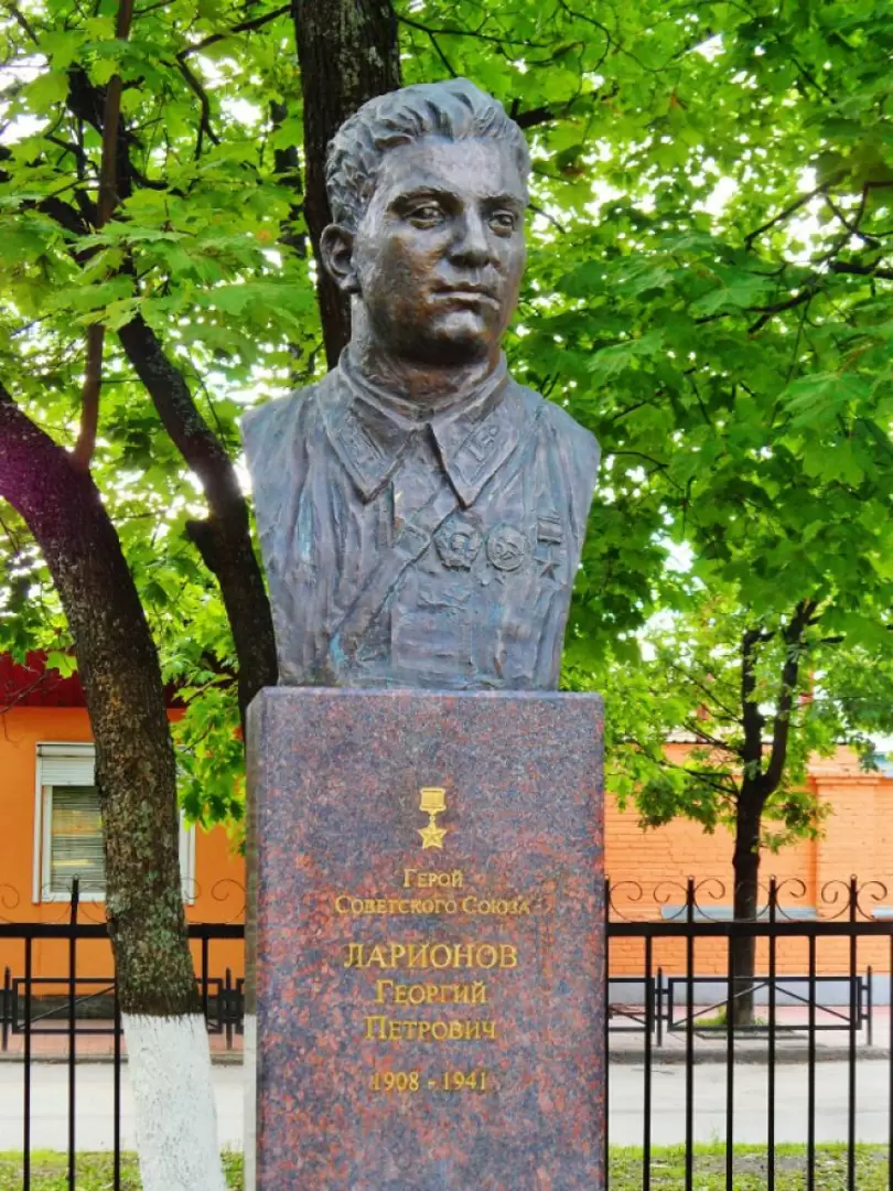Памятник Герою Советского Союза Георгию Петровичу Ларионову у входа в среднюю школу № 5 Памятник Герою Советского Союза Георгию Петровичу Ларионову у входа в среднюю школу № 5