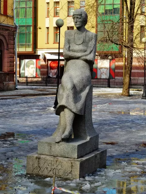 Памятник Анне Ахматовой в сквере гимназии № 209. Скульптур Вадим Трояновский Памятник Анне Ахматовой в сквере гимназии № 209. Скульптур Вадим Трояновский