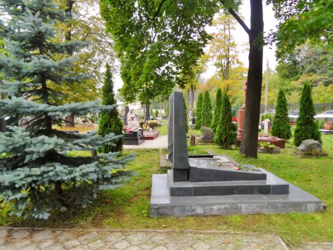 Армянское кладбище на острове Декабристов Армянское кладбище на острове Декабристов