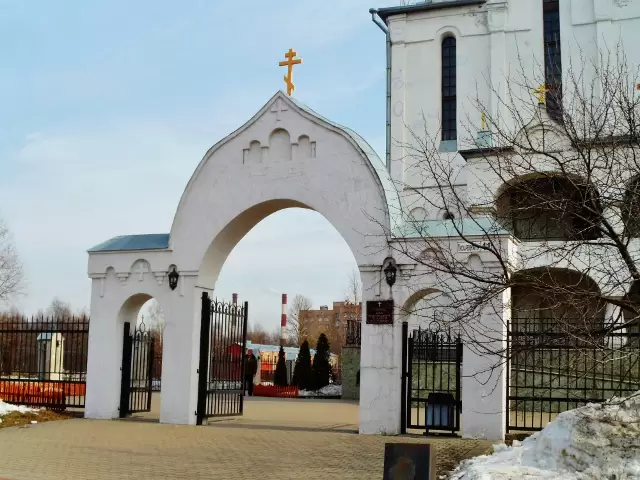 Ворота храма Благовещения Пресвятой Богородицы в Бестужевском саду Ворота храма Благовещения Пресвятой Богородицы в Бестужевском саду