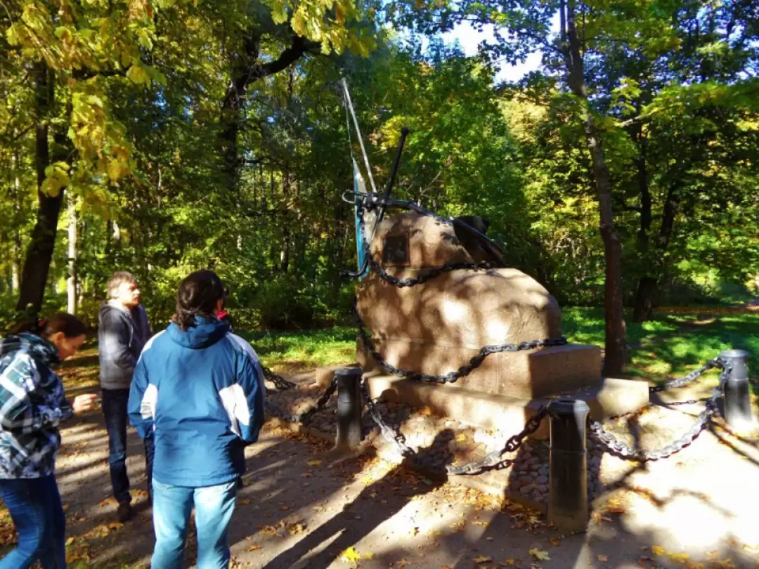 Памятник погибшим на клипере «Опричник», открыт 31 октября 1873 г., пушки петровских времён с форта Кроншлот Памятник погибшим на клипере «Опричник», открыт 31 октября 1873 г., пушки петровских времён с форта Кроншлот