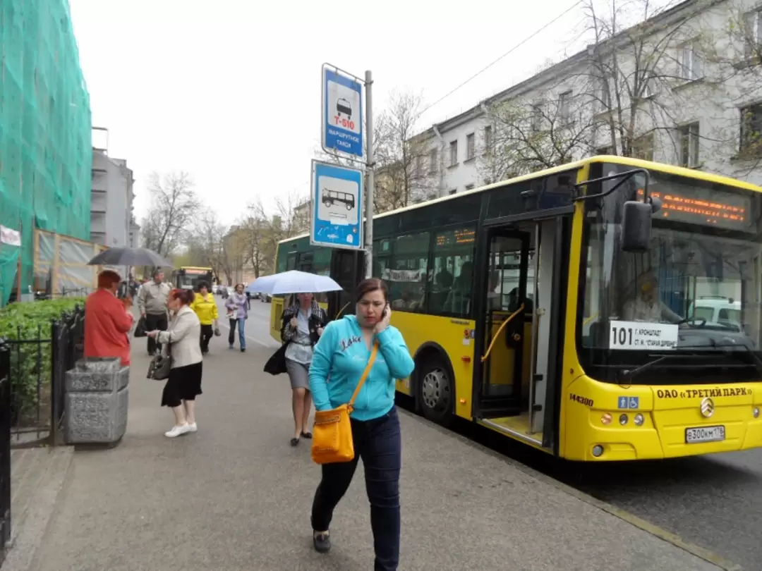 Посадочная остановка автобусов, следующих в Санкт-Петербург и Ломоносов Посадочная остановка автобусов, следующих в Санкт-Петербург и Ломоносов