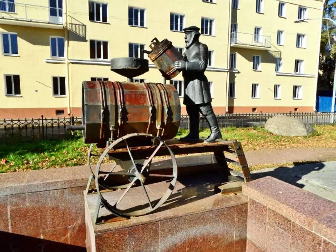 Скульптура-фонтан «Кронштадтский водовоз», скульптор Ф. П. Крушельницкий при участии И. Андрюхина, 2006 г. Скульптура-фонтан «Кронштадтский водовоз», скульптор Ф. П. Крушельницкий при участии И. Андрюхина, 2006 г.