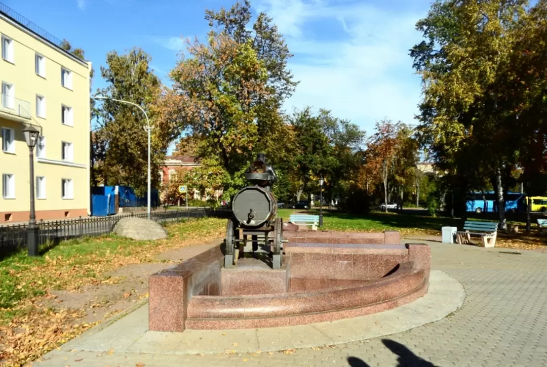Скульптура-фонтан «Кронштадтский водовоз», скульптор Ф. П. Крушельницкий при участии И. Андрюхина, 2006 г. Скульптура-фонтан «Кронштадтский водовоз», скульптор Ф. П. Крушельницкий при участии И. Андрюхина, 2006 г.