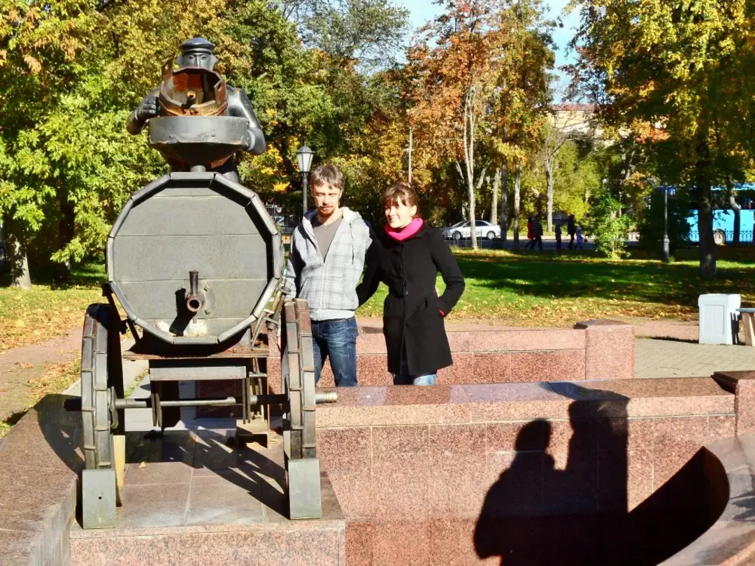 Скульптура-фонтан «Кронштадтский водовоз», скульптор Ф. П. Крушельницкий при участии И. Андрюхина, 2006 г. Скульптура-фонтан «Кронштадтский водовоз», скульптор Ф. П. Крушельницкий при участии И. Андрюхина, 2006 г.