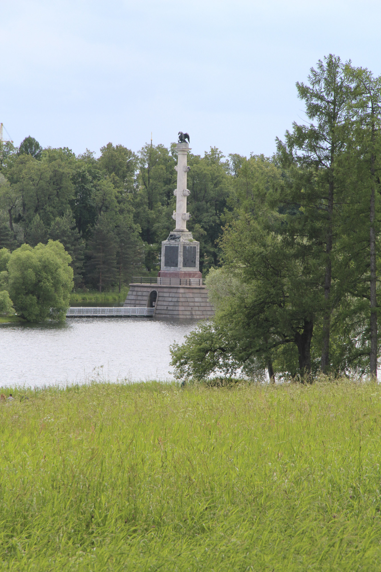 Чесменская колонна, вид с Камероновой галереи Чесменская колонна, вид с Камероновой галереи