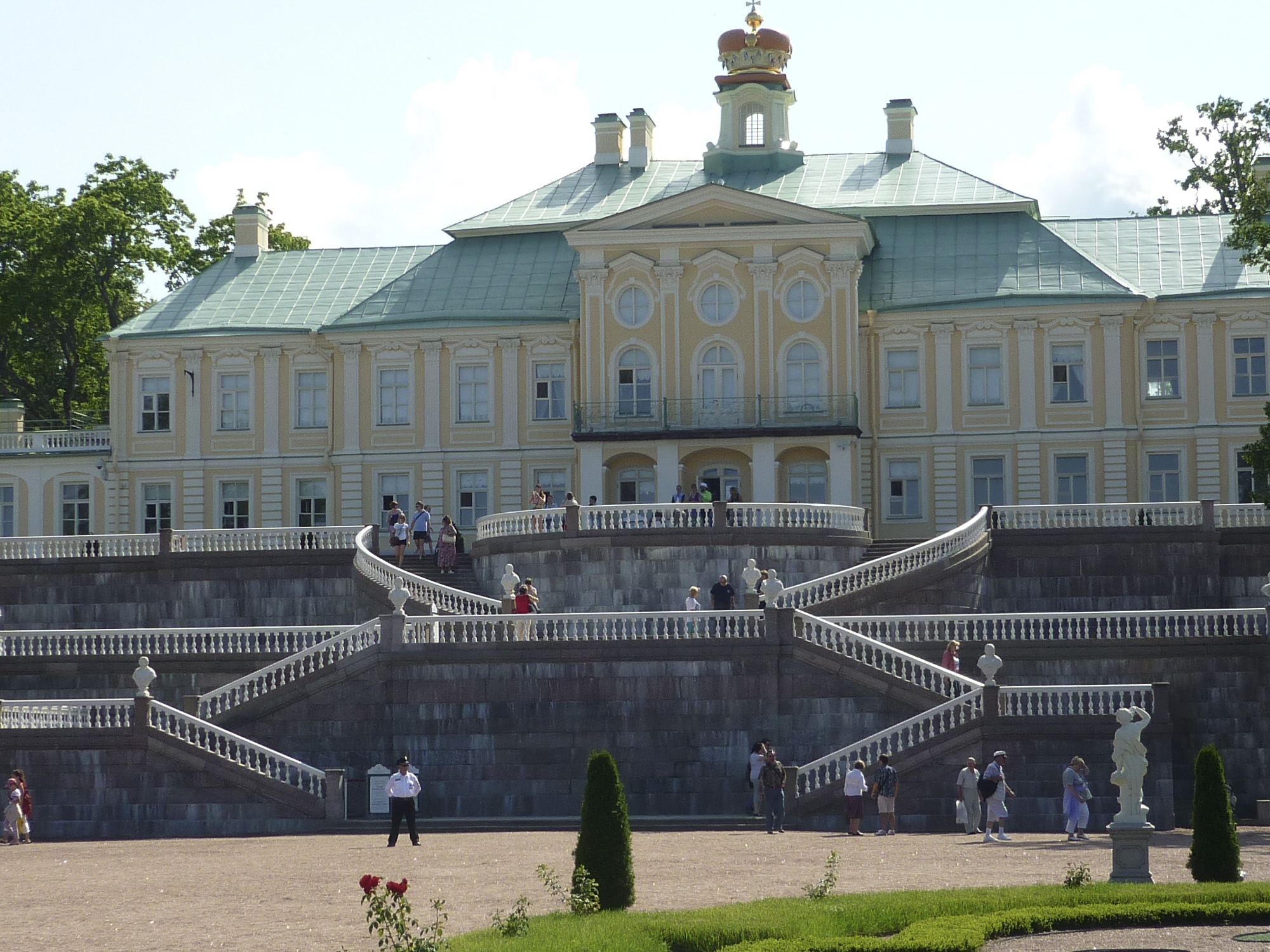 Перед дворцом Перед дворцом