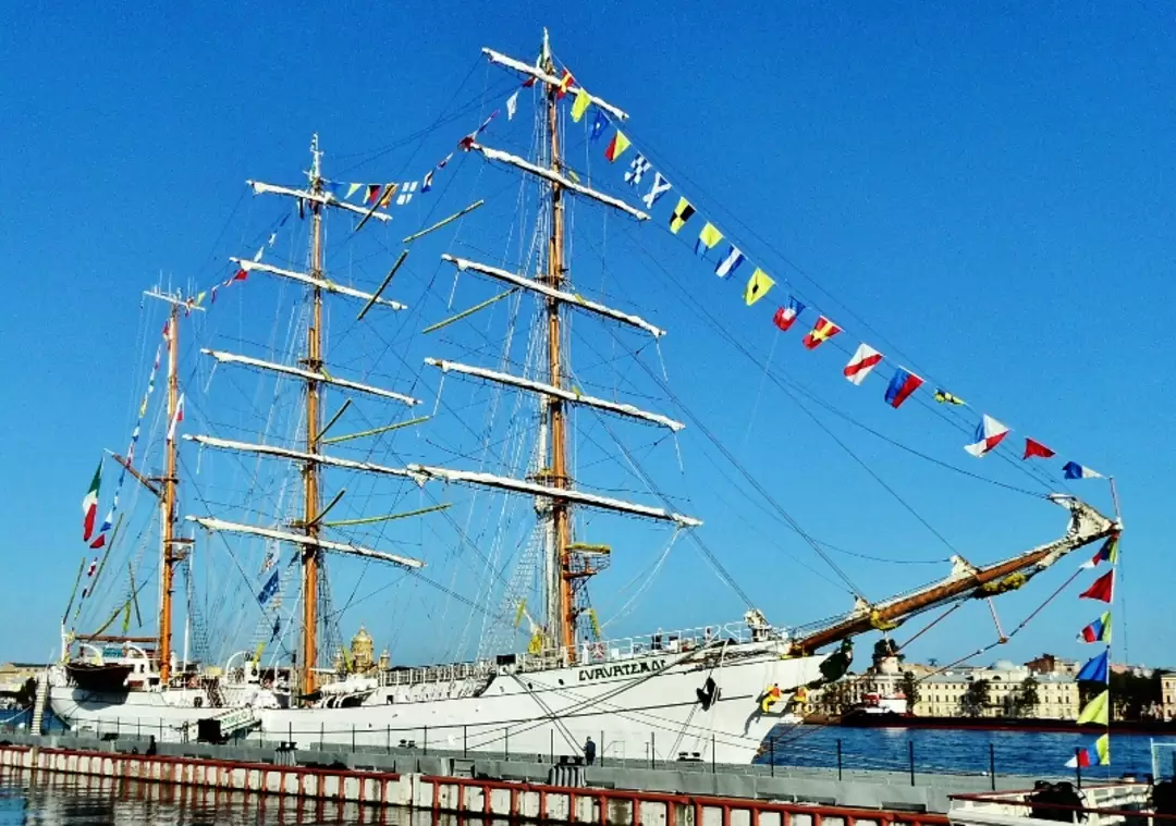 «Cuauhtemoc» 3-х мачтовый барк ВМС Мексики «Cuauhtemoc» 3-х мачтовый барк ВМС Мексики